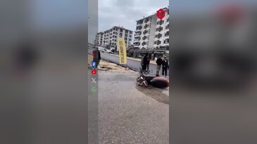 Bursa'da otomobil ve motosiklet çarpıştı! Çevredekiler yardıma koştu
