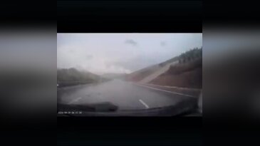 Bursa yolunda sağanak yağış kazaya neden oldu: Otomobil bariyerlere çarpıp yol dışına çıktı!
