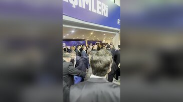 Bursa'da kritik seçim olaylı başladı! Fuar alanında oy öncesi masa kavgası...
