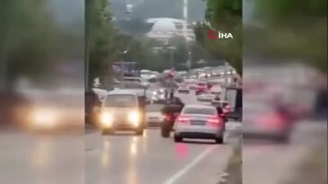 Korna ve selektörlere aldırmadı! Bursa'da akan trafikte tehlikeli şov