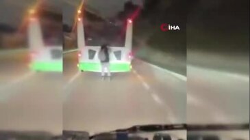 Bursa'da tehlikeli yolculuk kamerada! Otobüse böyle tutundu