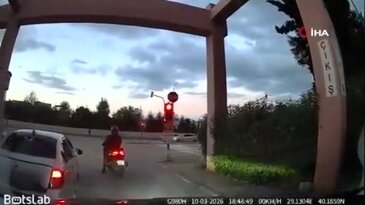 Kırmızı ışıkta geçen kamyonet motosiklete çarptı: Sürücü yerde sürüklendi
