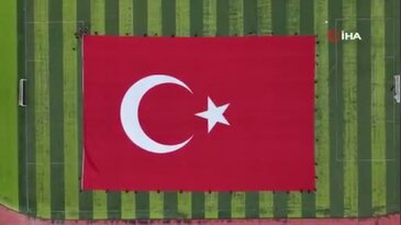 Gökyüzü kırmızıya büründü! Dev Türk bayrağı hayran bıraktı