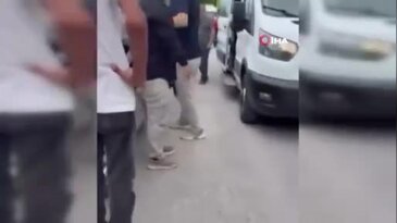 Bursa'da okul önünde servis şoförleri birbirine girdi! Kameralar o anları kaydetti