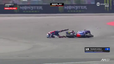 Toprak Razgatlıoğlu, MotoGP'de kaza geçirdi: Çıkan omzunu yerine oturttu