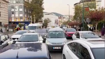 Bursa'da Ulucami önünde dikkat çeken görüntü! Araçlarını park edip gittiler, trafik tek şeride indi