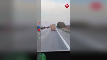 Bursa Çevre Yolu'nda tehlikeli görüntü Kamyonu ayaklarıyla sürüp telefonla oynadı!