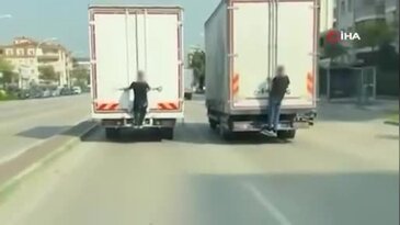Bursa'da tehlikeli yolculuk: Hareket halindeki kamyona tutundular