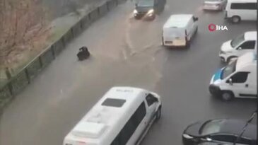 Sokaklar göle döndü! Kabus gibi anlar: Kadın canını zor kurtardı