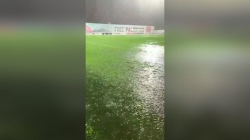 Sağanak maçı tatil etti, yedek kulübesini su bastı