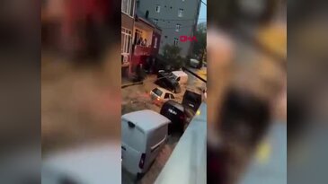 Sel dev metropolü adeta esir aldı! Görüntüler korkunç