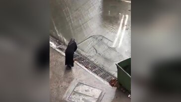 Şiddetli yağmura teslim olan kentte takdir toplayan görüntü! Bastonuyla yardıma koştu...