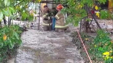 Bursa'da sel suları bele kadar geldi! Mahsur kalanlar için alarm verildi...