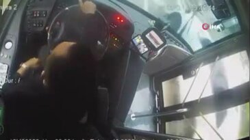 Bursa'da şoförle tartıştı, otobüsün camını yumrukla parçaladı!