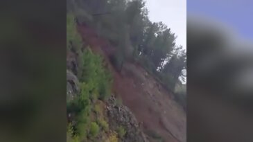 Bursa'da korkutan heyelan! Yol toprak ve kaya parçalarıyla kaplandı
