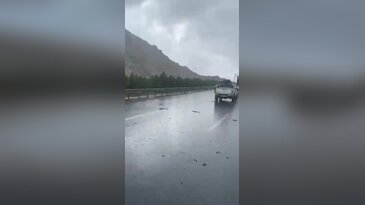Bursa yolunda yağışlı havada kaza! Otomobil bariyerlere çarptı