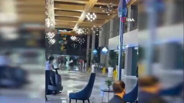 Titanik'i aratmayan görüntüler! Oteli su bastı, o çalmaya devam etti