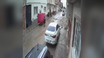 Yenişehir'de ayakkabı hırsızlığı kamerada