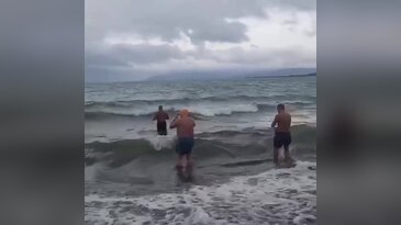 Bursa'da soğuk havaya aldırış etmediler! İznik Gölü'nde pes dedirten anlar