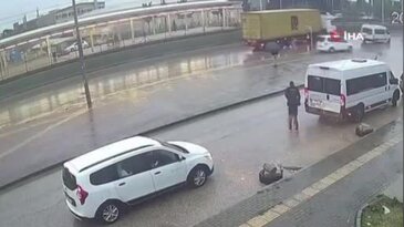 Bursa'da yağan yağmurla beraber korkutan anlar!