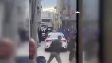 Bursa'da şaşkına çeviren anlar! Mahalleli şüphelileri kaçırdı, polis havaya ateş açtı