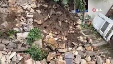 Yağmurdan dolayı toprak kaydı, taşlar devrildi