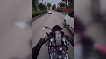 Şerit değiştiren araçtan motosikletiyle kaçarken başka otomobile çarptı