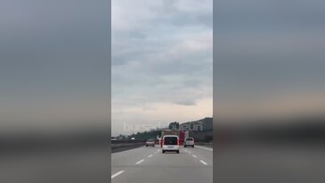 Bursa'da hızla giden kamyon trafiği tehlikeye attı!