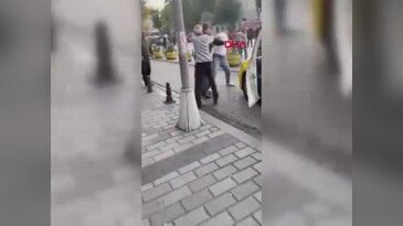 Taksicilerin 'yolcu alma' kavgası kamerada! Tekme tokat birbirlerine girdiler...