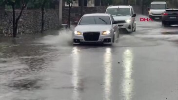 Görüntü Türkiye'nin turizm cennetinden! Yollar trafiğe kapandı, iş yerlerini su bastı