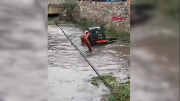 Görüntü Türkiye'nin turizm cennetinden! Yollar trafiğe kapandı, iş yerlerini su bastı