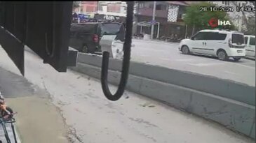 Bursa'da motosiklet yayaya çarptı! İkisi de metrelerce sürüklendi