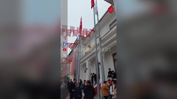 Bursa Valiliği önünde Cumhuriyet Bayramı coşkusu! Vatandaşlara yemek ve tatlı ikramı