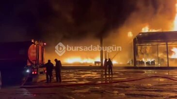 Bursa'da gece yarısı yangın paniği! Soğuk hava deposu alevlere teslim oldu