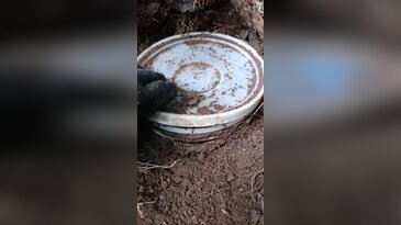 Toprağa gömülü yoğurt kabını açtı! Gördüklerine inanamadı
