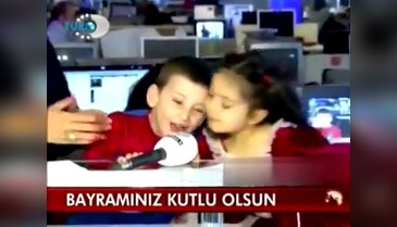 Canlı yayında Şule Zeybek'i yalayan çocuk
