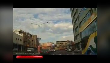 Otobüsün altına böyle girdi!