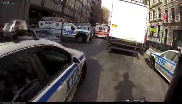 Polis motorcuya yardım ediyor