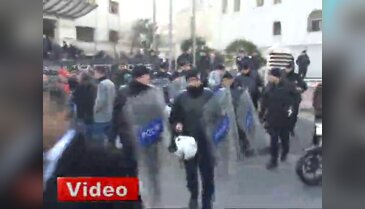 Göstericiler polisi böyle dövdü!