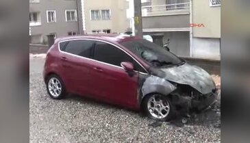 Park halindeki otomobil alev aldı