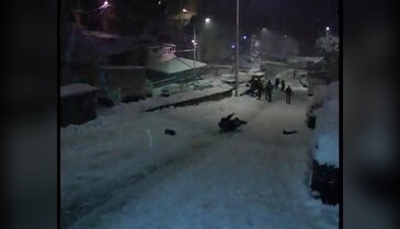 Bursa'da çocukların poşet ve snowboard ile kayak keyfi
