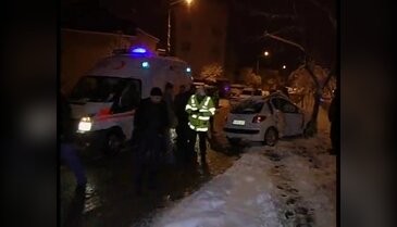 Kontrolünü kaybeden araç ağaca çarptı