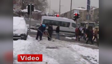 Kaldırımlar, buzlardan kurtarılıyor