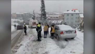 Ambulans otomobil ile çarpıştı