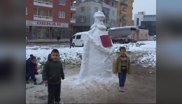 Bursa'da park isteyen çocuklar iki yüzlü kardan adam yaptı