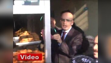Bakan'dan vatandaşa tatlı ikramı