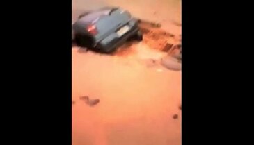 Çamurlar arabayı böyle yuttu
