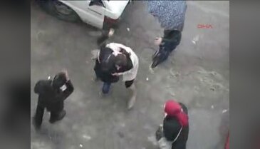 Kızların sokak kavgasını erkekler zor ayırdı