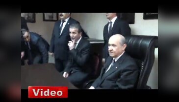 Bahçeli'nin önünde arbede