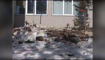 Üniversitenin çatısı çöktü